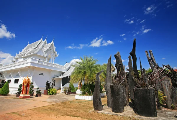 วัดไทยสีขาวที่สวยงามในอุบลราชธานี — ภาพถ่ายสต็อก