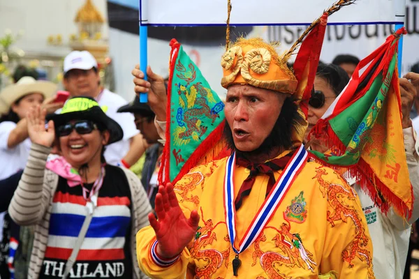 Thailändska protestor dressing kinesiska monkey Gud kostym — Stockfoto