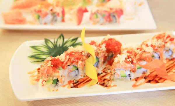 Rollos de sushi de salmón picante japonés —  Fotos de Stock