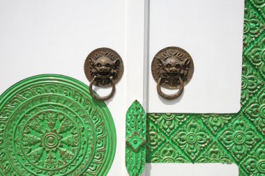 Geleneksel Çince kapı tokmağı yeşil çiçek desenli