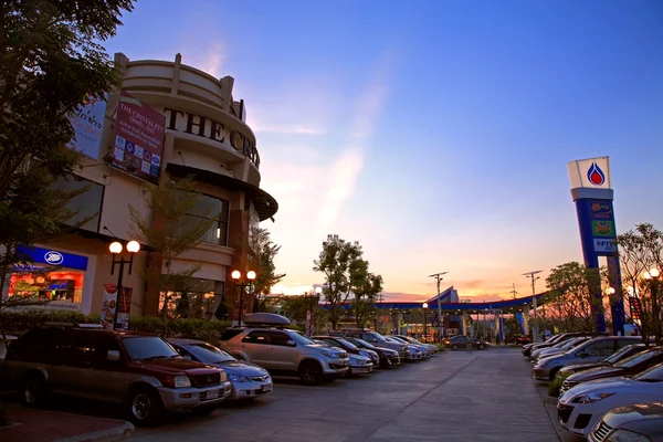 Торговый центр Crystal PTT на светлом небе — стоковое фото