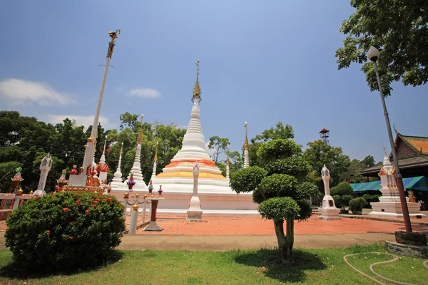 Många vita pagoder thailändska tempel — Stockfoto