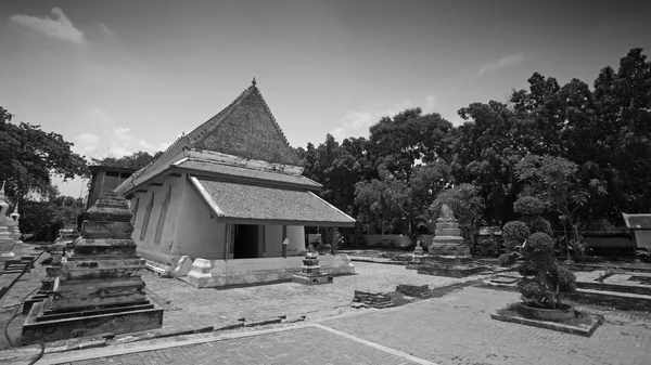 Blanco y negro: Antiguo templo tailandés —  Fotos de Stock