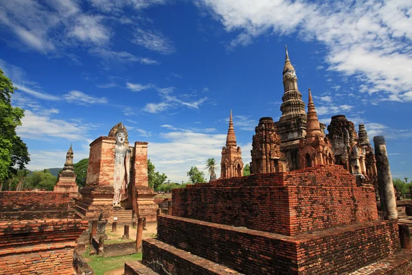 Sukhothai historical park: Buddha statue and ancient temple — Stock Photo, Image