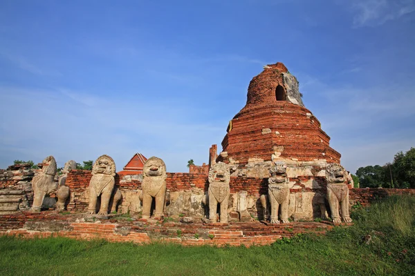 Antika lejonet statyer och pagoda på thailändska templet — Stockfoto