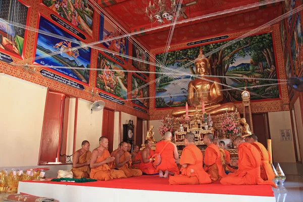 Neu geweihter buddhistischer Mönch mit Priesterprozession — Stockfoto