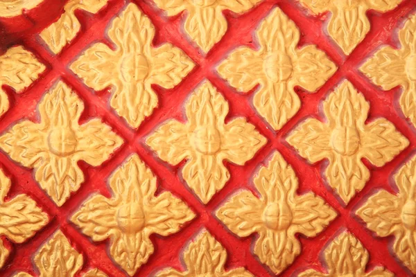 Złoty kwiatowy wzór na ścianie czerwony — Zdjęcie stockowe