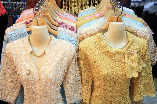 Luxus traditionelle thailändische Frauenkleidung zum Verkauf — Stockfoto