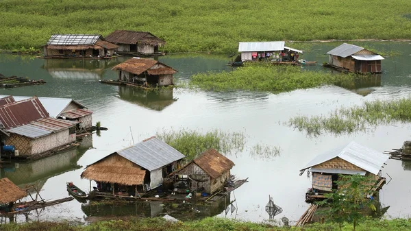 Traditional floating houses in Kanchanaburi — Stock Photo, Image