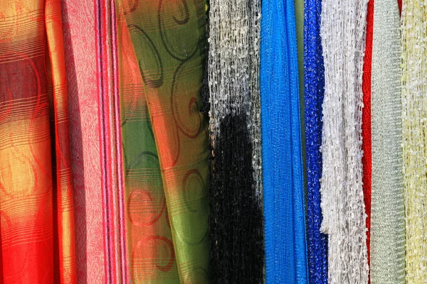 Gestructureerde achtergrond van kleurrijke ambachtelijke zijde — Stockfoto