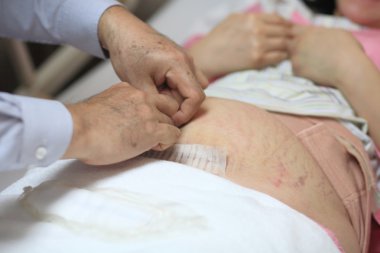 Doktor hamile karnına mide denetleme 