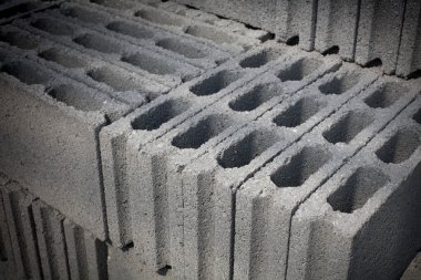 yapımı için hazırlanan çimento bloklar
