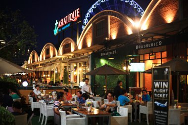 asiatique restoranda yemekte insanlar