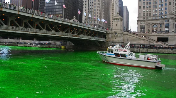 Chicagofloden färgade av grön färg för st. patrick's day — Stockfoto