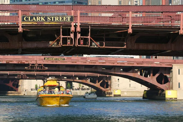 Chicago Water Taxi no centro da cidade — Fotografia de Stock