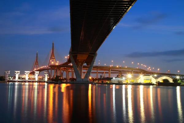 Ponte Bhumibol no céu crepúsculo em Bancoc — Fotografia de Stock