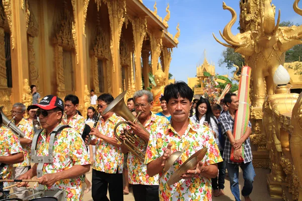 Banda de música tailandesa tocando música no templo — Fotografia de Stock