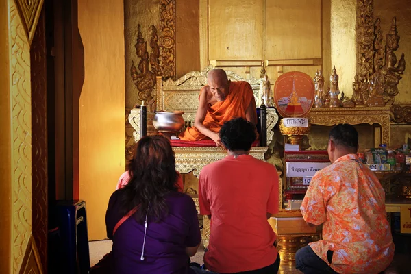 Velho monge budista abençoando uma família — Fotografia de Stock