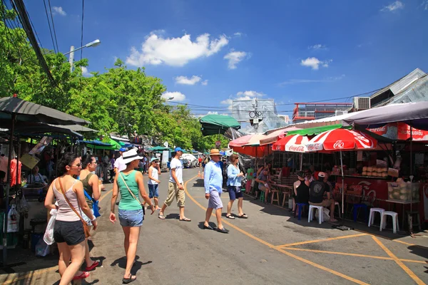 Compras de estrangeiros no mercado de Chatuchak em Bangkok — Fotografia de Stock