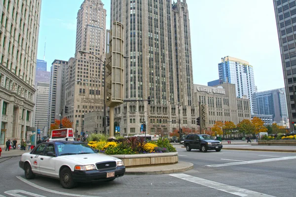 Taxibilar på michigan avenue i chicago — Stockfoto