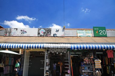 müşteriler Chatuchak Hafta sonu pazarda alışveriş