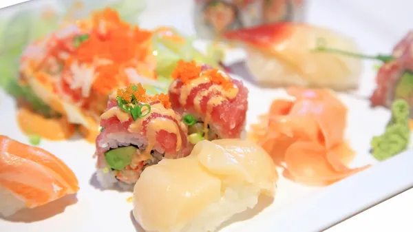 寿司とスパイシーな巻セット — ストック写真