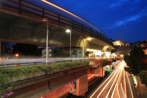 Förhöjd järnväg vid victory monument station — Stockfoto