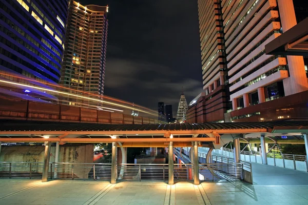 Licht paden van skytrain tegen moderne gebouwen in bangkok — Stockfoto