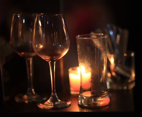 Sklenice na víno se svíčkami — Stock fotografie