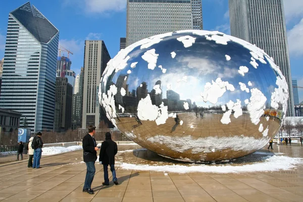 Ludzie odwiedzają chicago skygate fasoli obejmujące przez śnieg — Zdjęcie stockowe