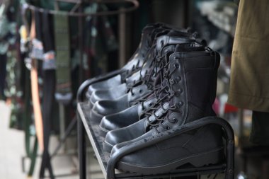 siyah deri çizme ve asker Dişliler