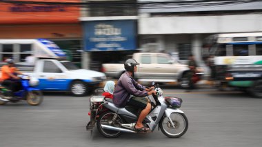 Tanımlanamayan aile şehir içinde motosiklet sürme