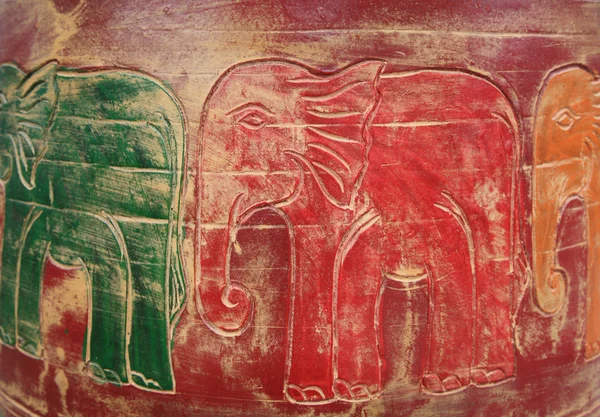 Färgglada elefanter på trävägg — Stockfoto