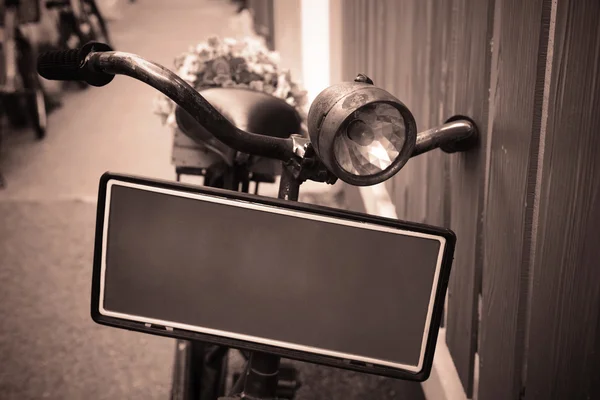 Старый велосипед с цветами для украшения — стоковое фото