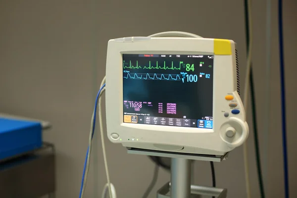 Patiënten monitor op intensive care op ziekenhuis — Stockfoto