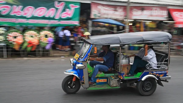Passageiro em triciclo chamado tuk tuk ao longo da rua — Fotografia de Stock