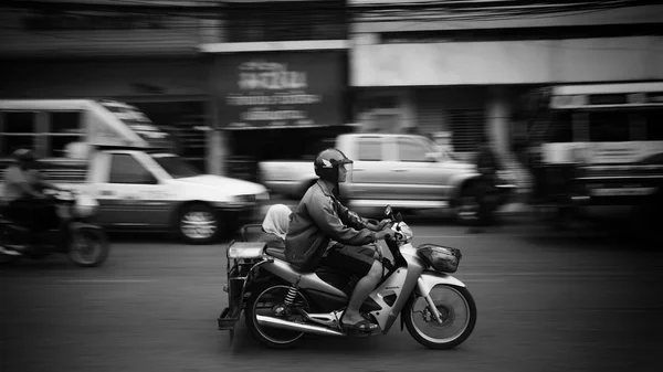 Familie fährt Motorrad in der Stadt — Stockfoto