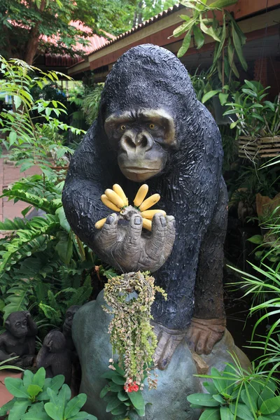 Gorilla standbeeld boekwaarde banaan — Stockfoto