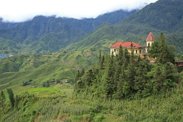 Edificio colonial francés contra la niebla en Sapa — Foto de Stock