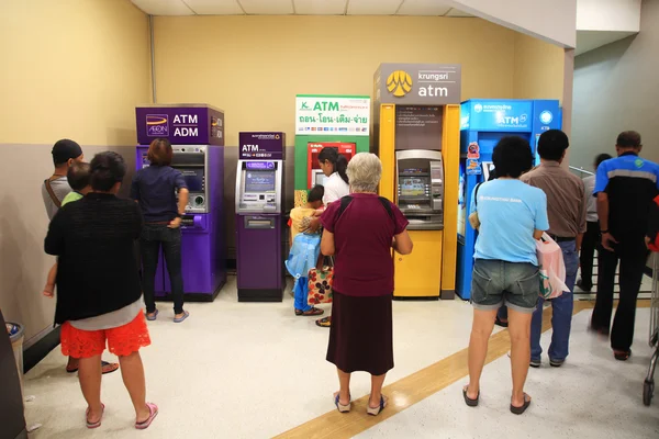 Personas haciendo cola para retirar dinero en efectivo en cajeros automáticos —  Fotos de Stock