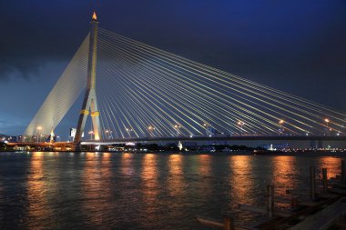 Bangkok alacakaranlıkta rama8 Köprüsü