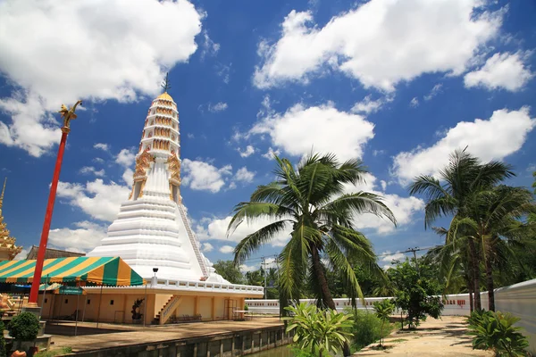 Aramızı pagoda karşı mavi gökyüzü ve bulut — Stok fotoğraf