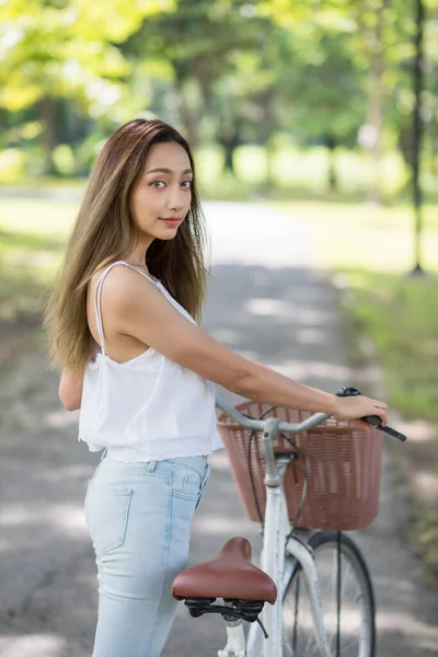 Veritcal Retrato Asiático Sorridente Jovem Segurar Uma Bicicleta Parque Com — Fotografia de Stock