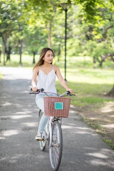 Linda Asiática Atraente Jovem Mulher Andar Bicicleta Dia Ensolarado Parque — Fotografia de Stock