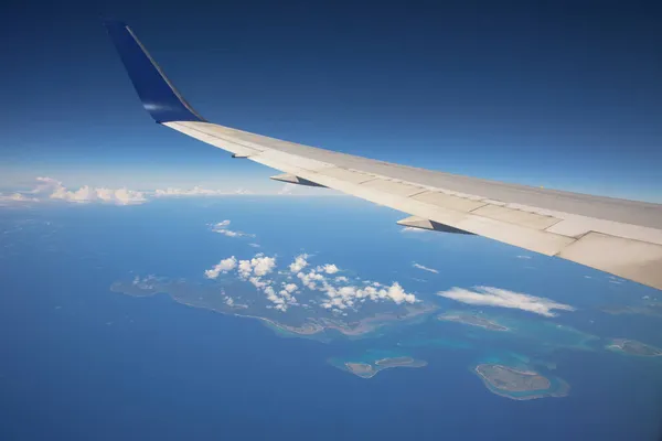 Vliegtuigvleugel Boven Atolls Eiland Oceaan Witte Wolk Blauwe Lucht Reis — Stockfoto