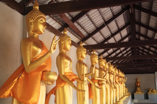 Buda heykelleri Tay Tapınağı'nda farklı stiller tarafından — Stok fotoğraf
