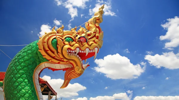 Tête de dragon sculpture dans le temple thaïlandais — Photo