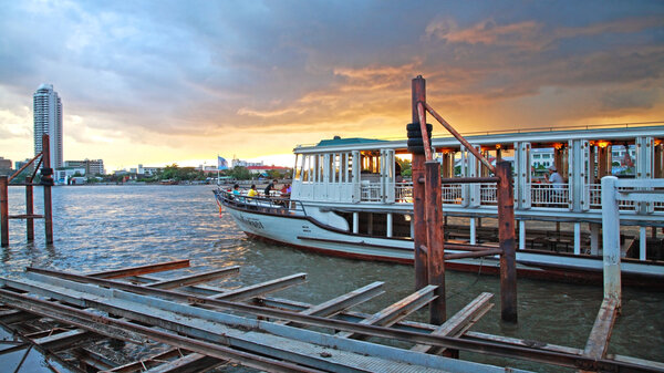 people enjoy dinner on Boat tour