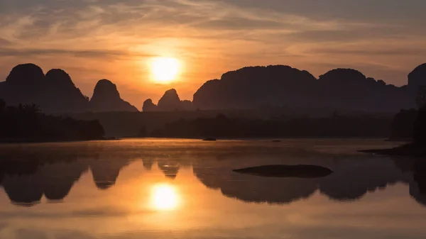 Sllhouette Nong Thale See Bei Sonnenaufgang Mit Reflexion Auf Dem — Stockfoto