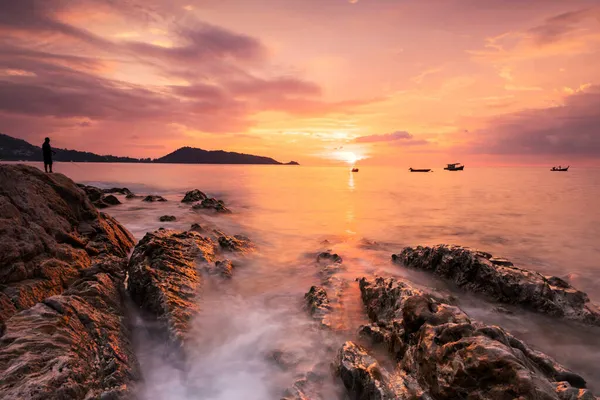 Seascape Silhouette Man Fishing Rock Motion Wave Twilight Sky Kalim — Fotografia de Stock
